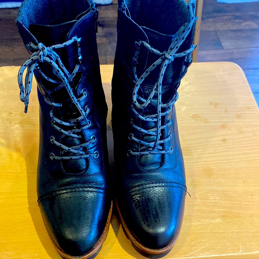 Comfortable Naturalizer Black Boots